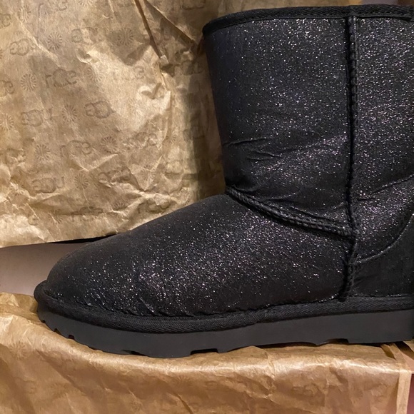 UGGS - Picture 3 of 4